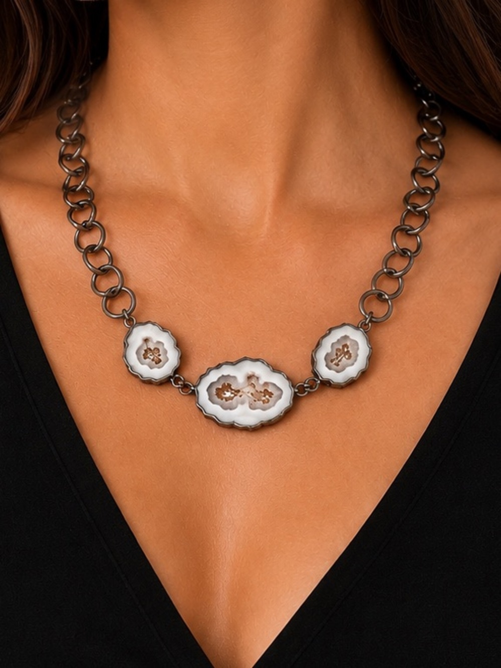 NEW - FNUE Jewelry Chunky Gunmetal Chain Natural Geode Statement Necklace 20”
